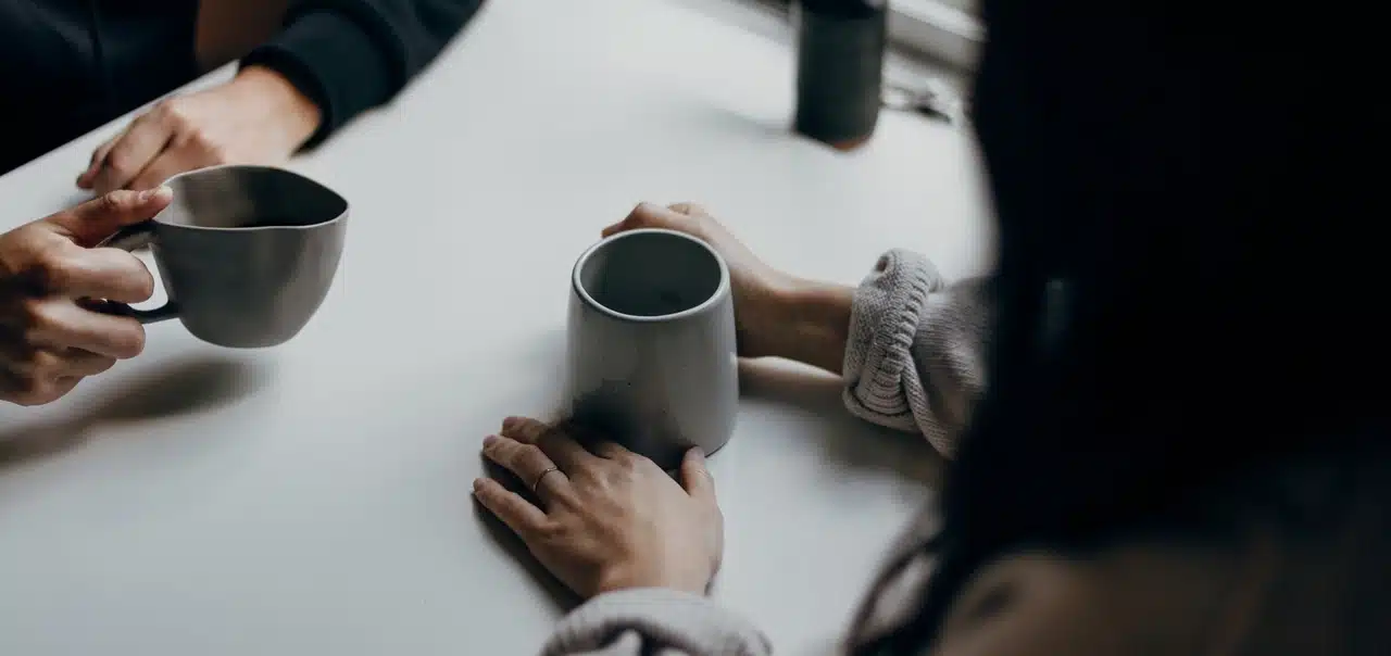A conversation inside a caf&eacute;